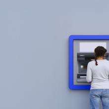 Kutxazain automatikotik dirua ateratzen ari den pertsona - Malwarea ATMetan
